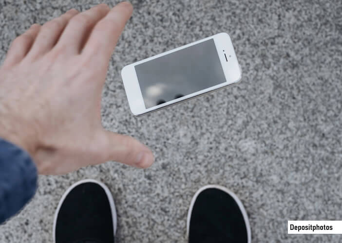 Smartphone qui glisse des mains et chute sur le sol