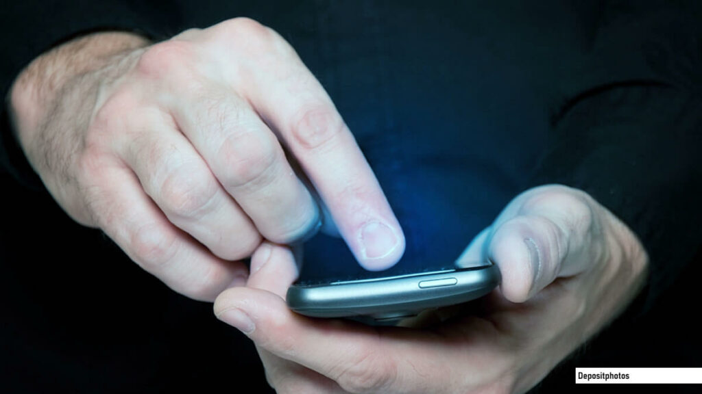 Photo d’un homme en train de personnaliser la messagerie vocale de son smartphone Android