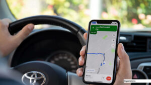 Utilisateur écoutant la voix de Google Maps lors d’un guidage en voiture